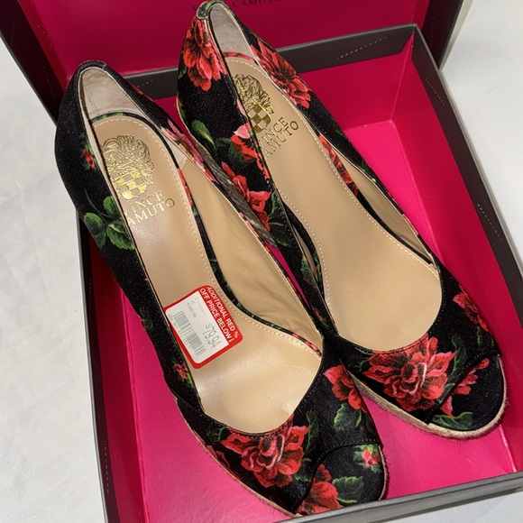 BRAND NEW Vince Camuto Wedges - Picture 3 of 7